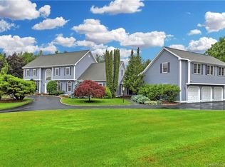 34 Meadow Ridge Dr, Trumbull, CT 06611