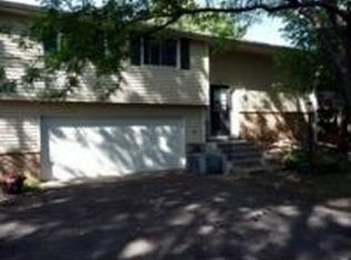 1271 Timbershore Ln, Eagan, MN 55123