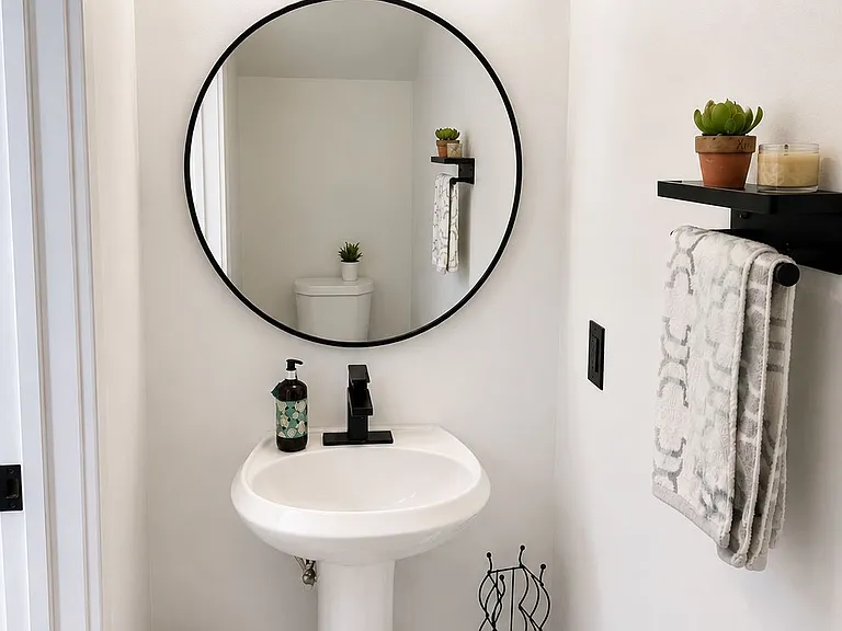 1/2 Downstair Bathroom