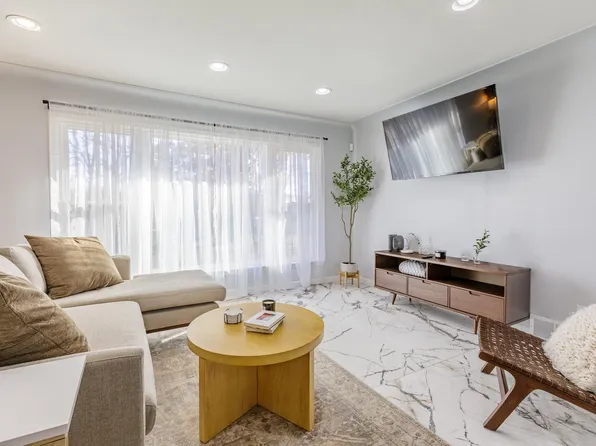 3809 Vanstone Dr, Commerce Township, MI 48382