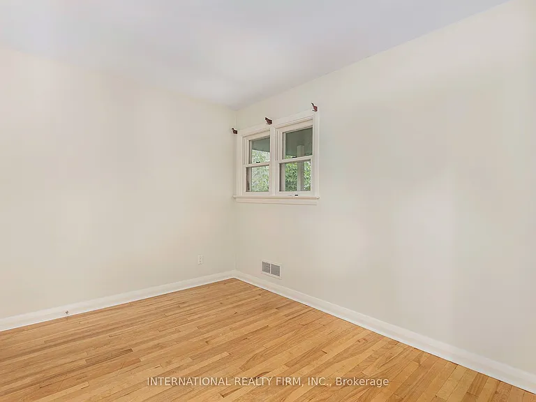 323 Lanark Ave N — Photo 15