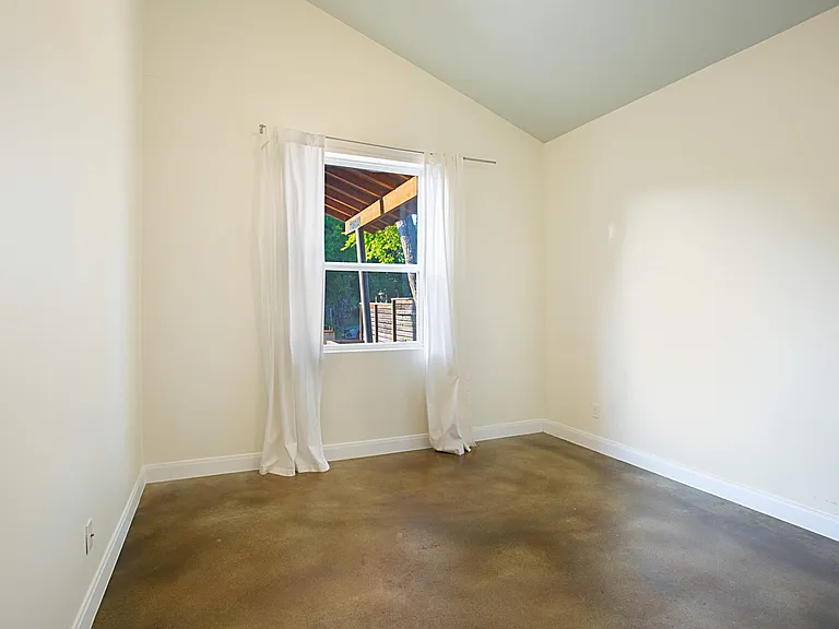 2913 E 16th St — Photo 32