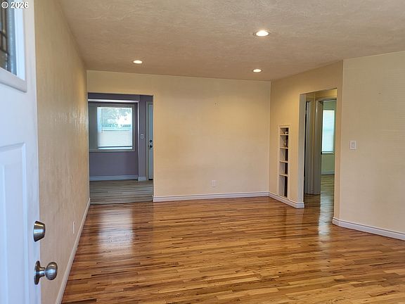 4th image of 1023 N Knott St