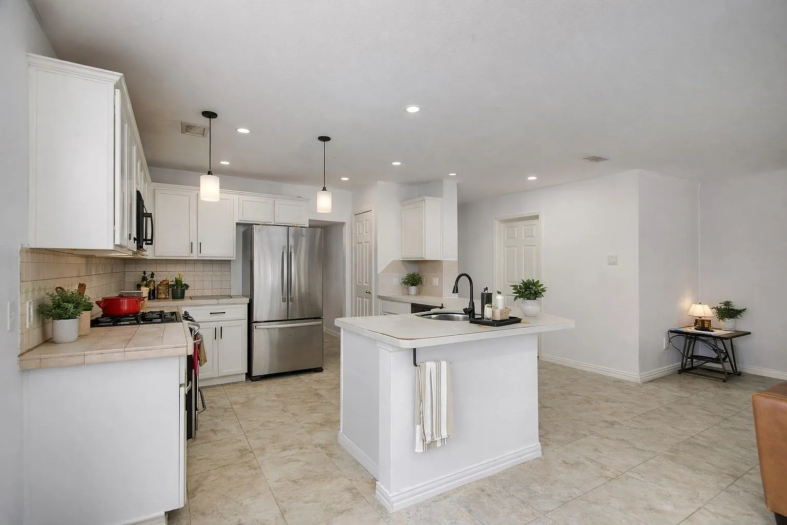 3 bed, 2.0 bath, 1585 sqft, $1,800 — Photo 4