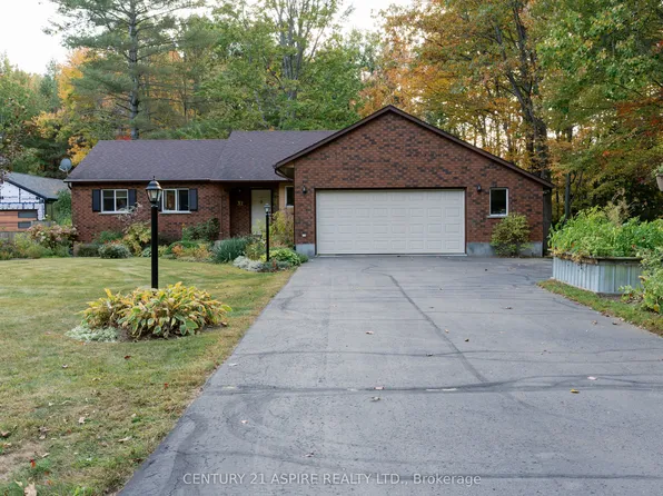 32 Country Ln, Petawawa, ON K8H 3J9