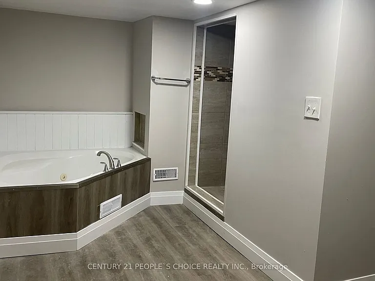 136 Edgemont St N — Photo 33