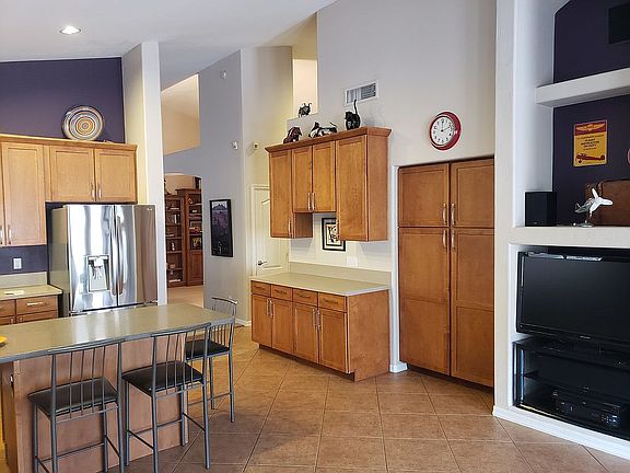 4th image of 915 E Goldenrod St