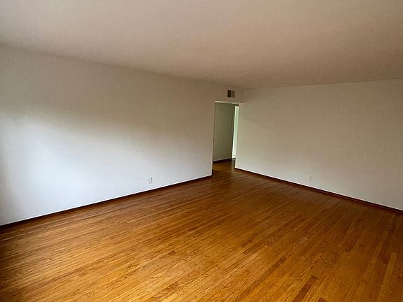 3rd image of 315 Waverley St APT 2