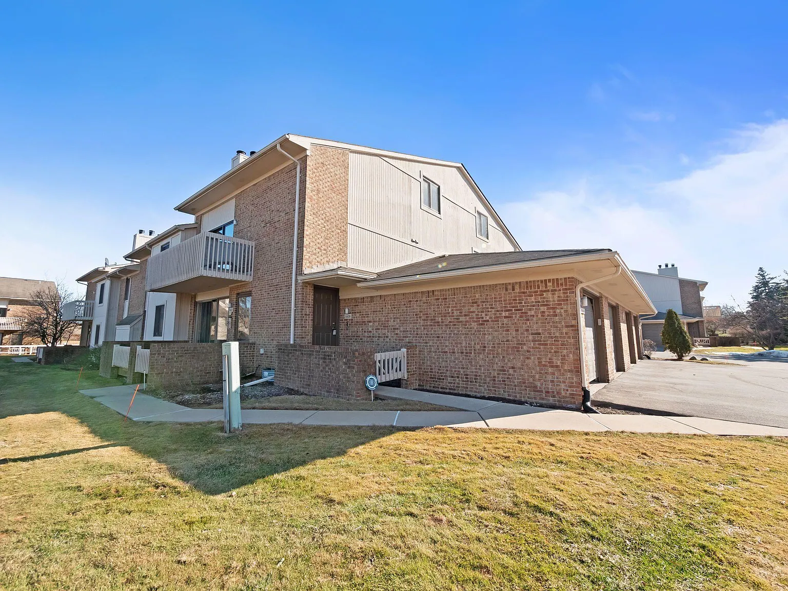 3 bed, 3.0 bath, 1958 sqft, $2,850 — Photo 2