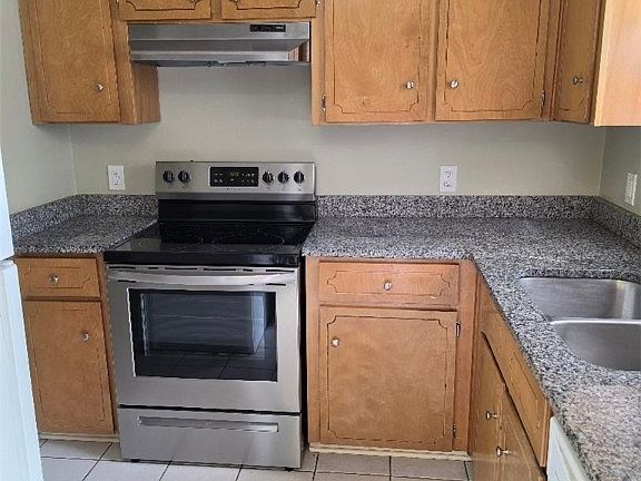 3rd image of 282 Greenwich Dr APT 5