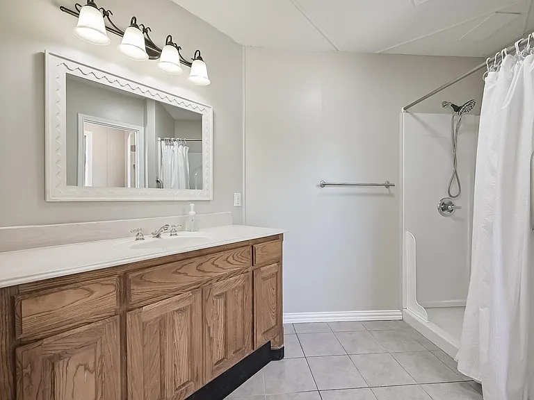 1501 Greenbrier Dr — Photo 30
