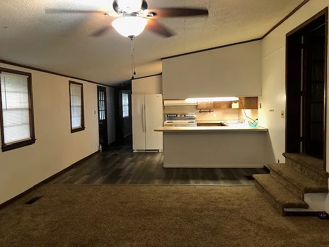 kitchen with 5 person bar