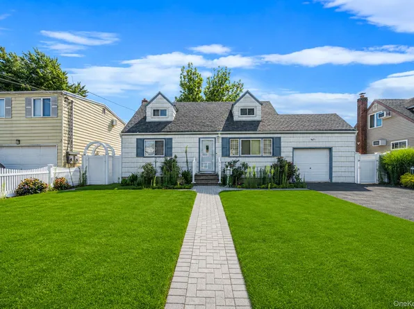 1030 N Fulton Avenue, Lindenhurst, NY 11757