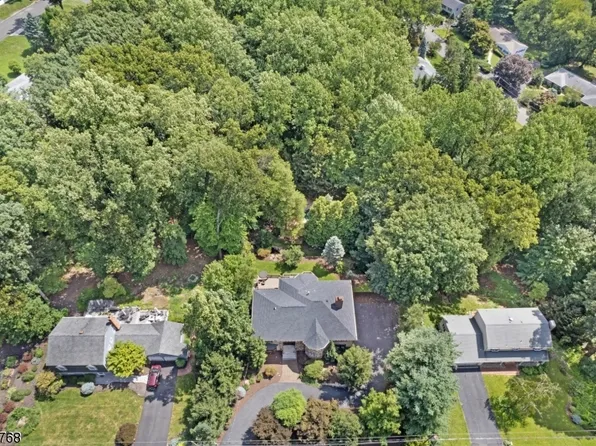 50 Leamoor Dr, Morris Plains Boro, NJ 07950