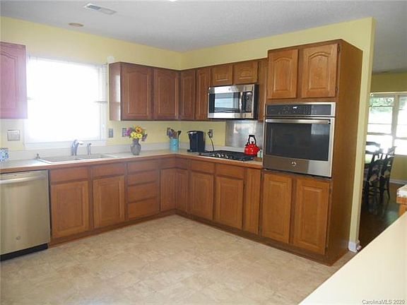 4th image of 822 Hidden Creek Cir