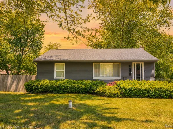 4383 Green Lake Rd, West Bloomfield, MI 48323