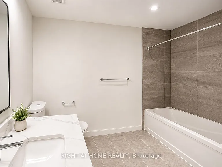 741 King St W #101 — Photo 13