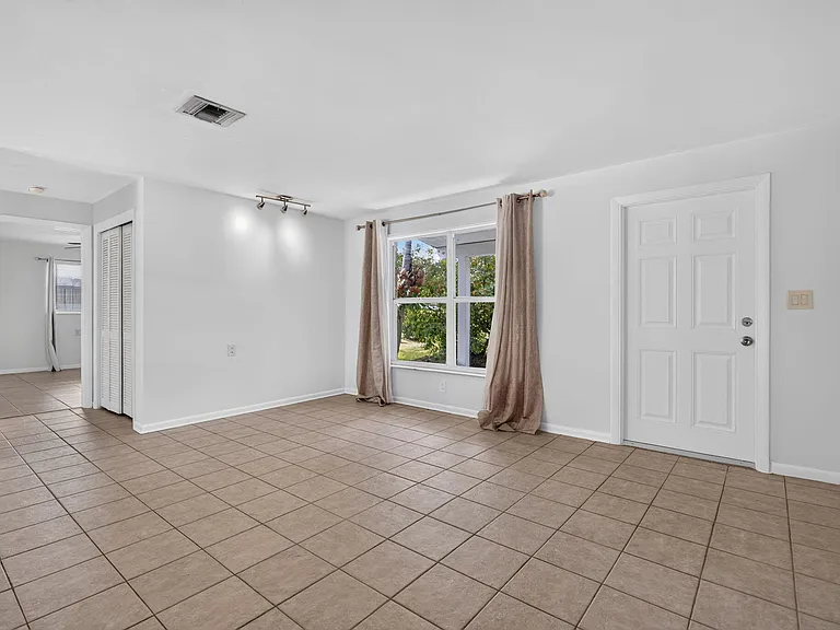 101 Beverly Rd E — Photo 10