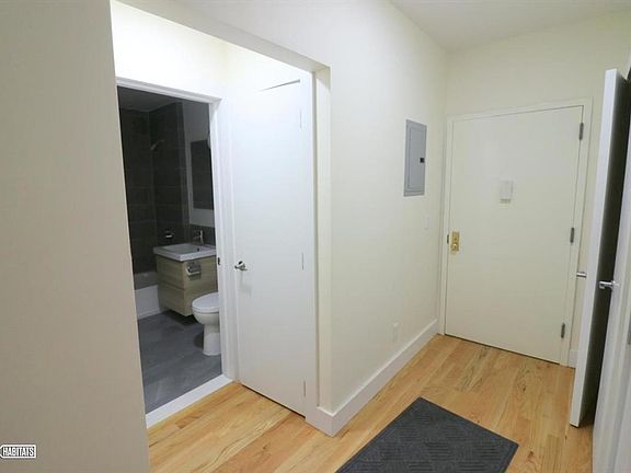 5th image of 2304 Jackson Ave APT 3R
