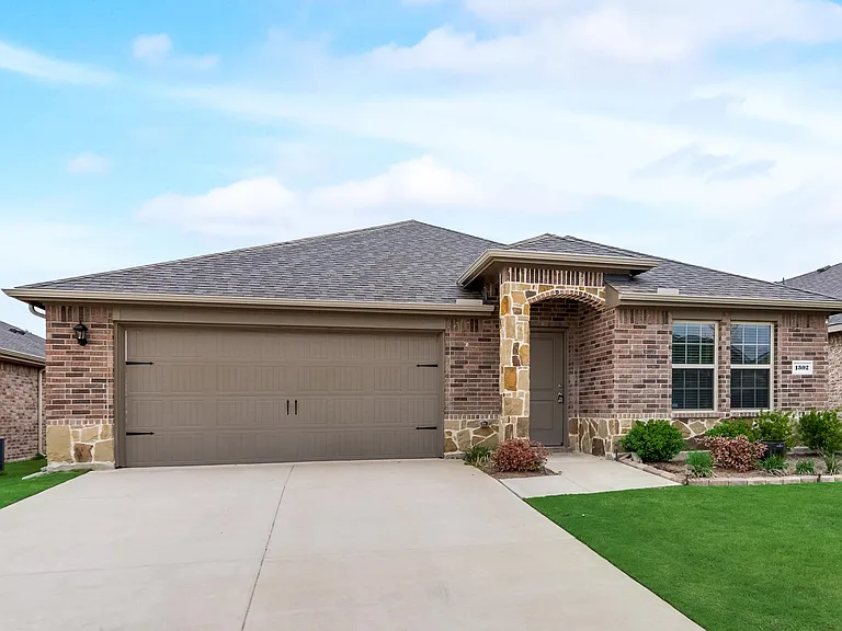 1302 Meadow Creek Dr — Photo 2