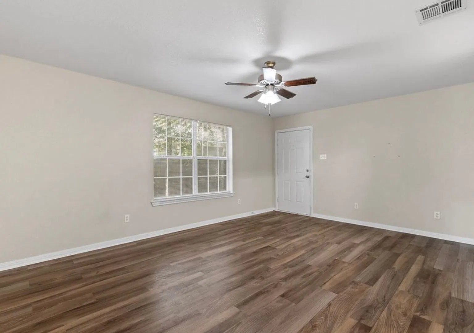 217 E Craven — Photo 3