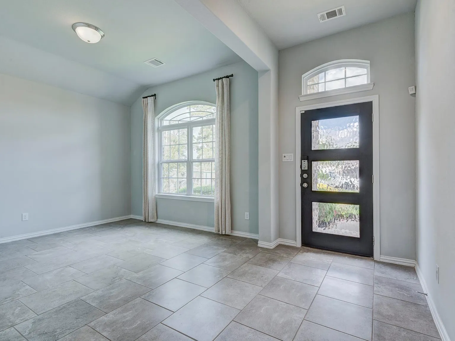 4 bed, 2.0 bath, 2065 sqft, $2,000 — Photo 3