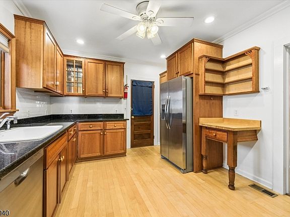 3rd image of 44 Walnut Cres Floor 1