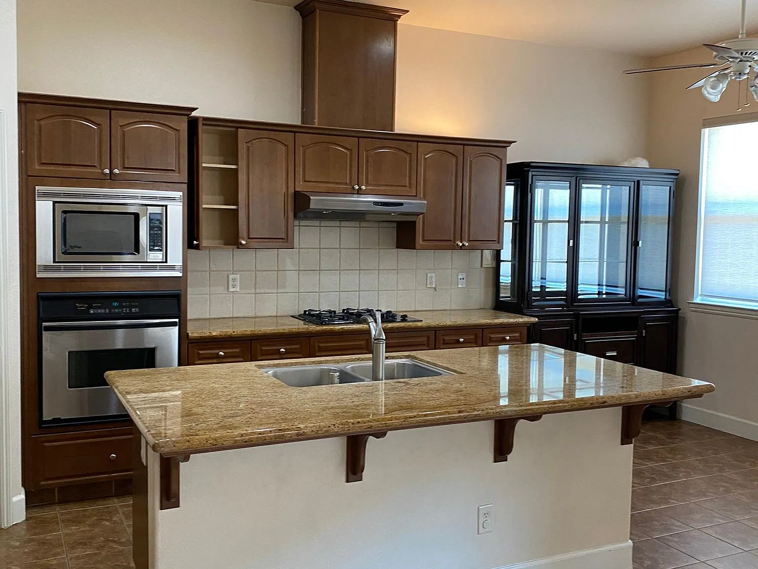 3 bed, 2.5 bath, 2262 sqft, $2,500 — Photo 3