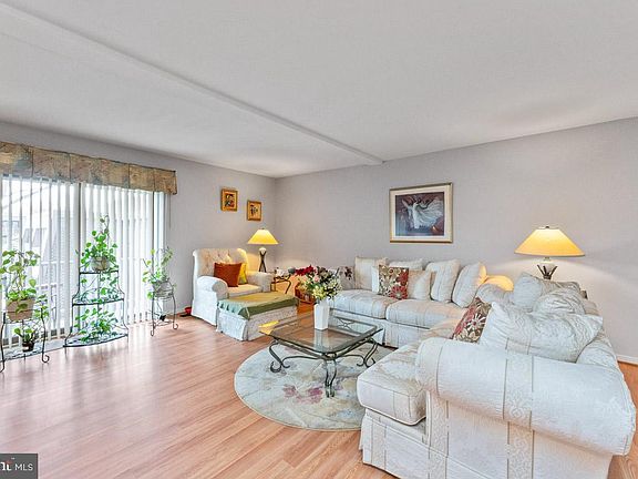2nd image of 14 Stonehenge Cir APT 10