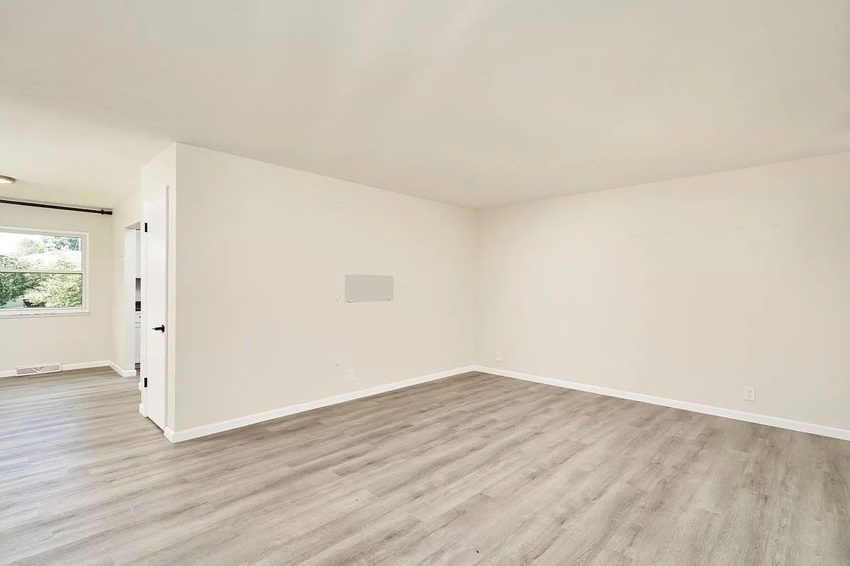 3 bed, 2.0 bath, 1360 sqft, $2,700 — Photo 3