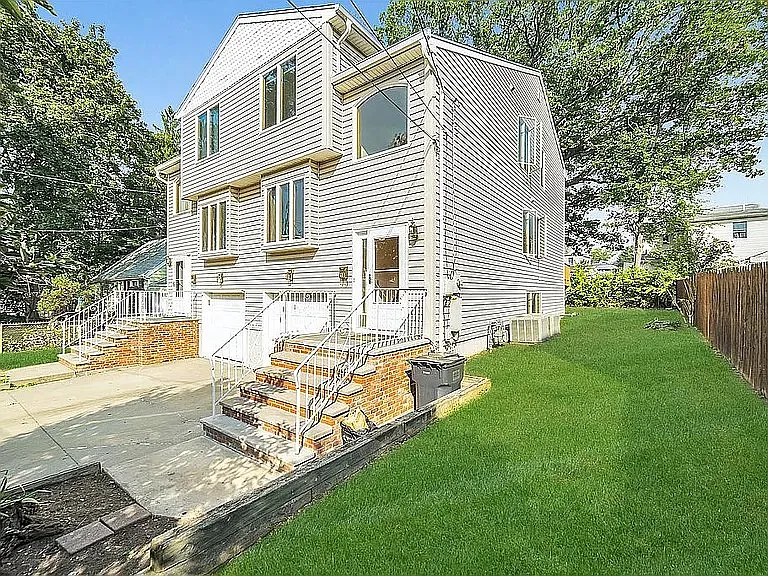 Building Photo - 5 Roosevelt Ave #B