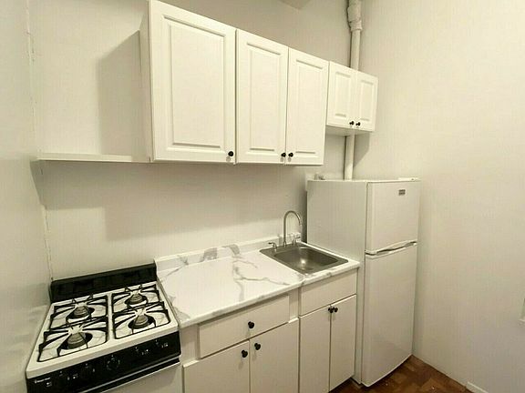 2nd image of 243 W 15th St APT 1rw