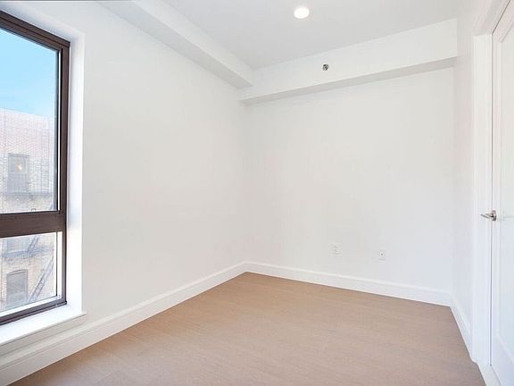 5th image of 311 W 50th St APT 5Q