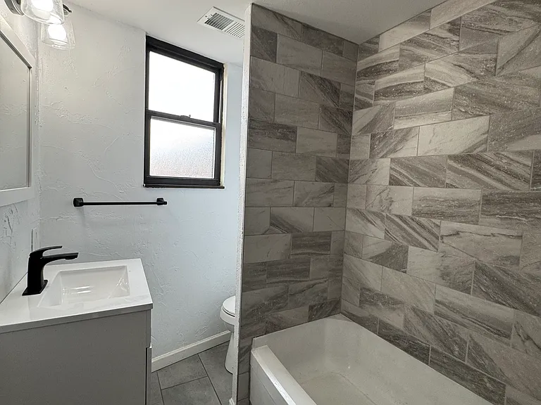 2905 Glenmore Ave — Photo 10