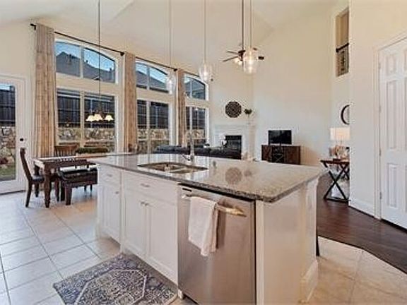 3rd image of 1528 Riverdale Dr