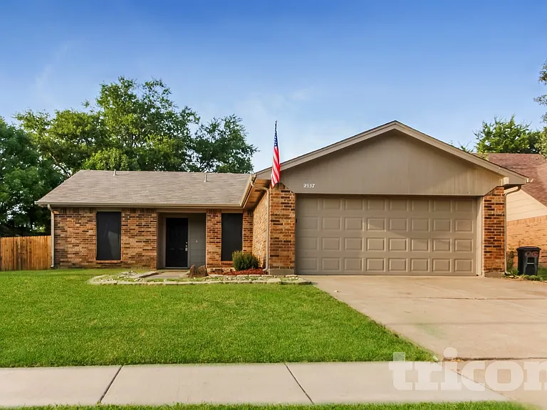 2537 Rialto Way — Photo 1