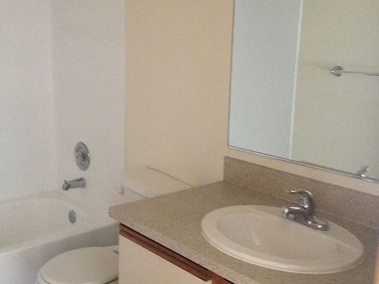 University Court Apartments — Photo 15