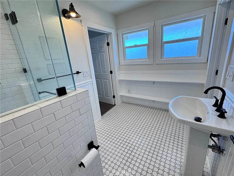 2716 S La Salle Ave — Photo 41
