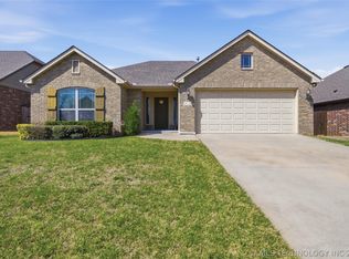5416 S Skylane Pl, Sand Springs, OK 74063