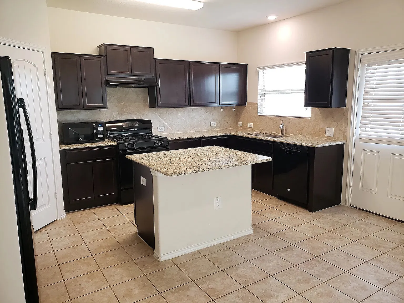 Private Room for Female Housemate Utilities Included 15 Mins to UT — Photo 3