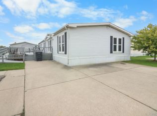 24821 S Cherokee Dr, Flat Rock, MI