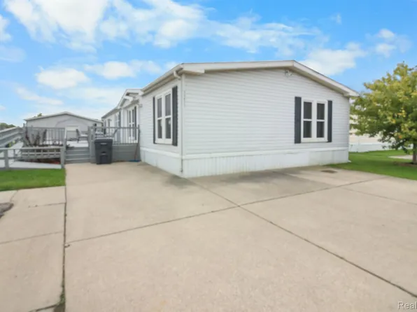 24821 S Cherokee Dr, Flat Rock, MI 48134