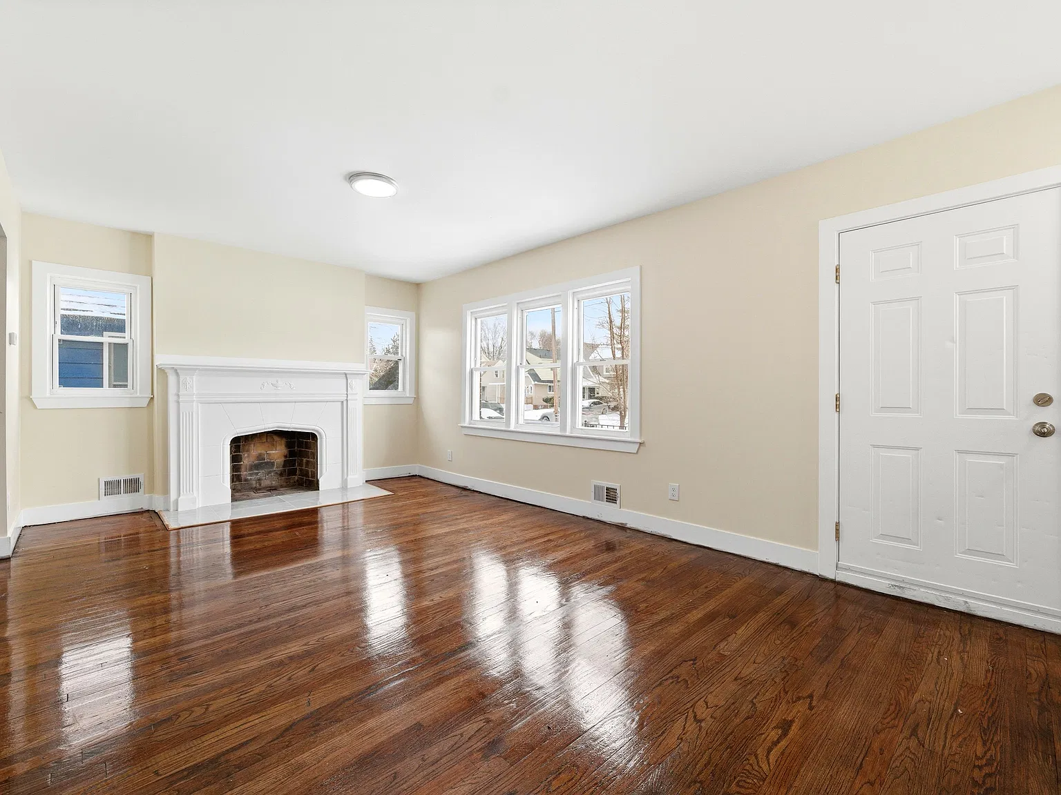 4 bed, 2500 sqft, $1,799 — Photo 4
