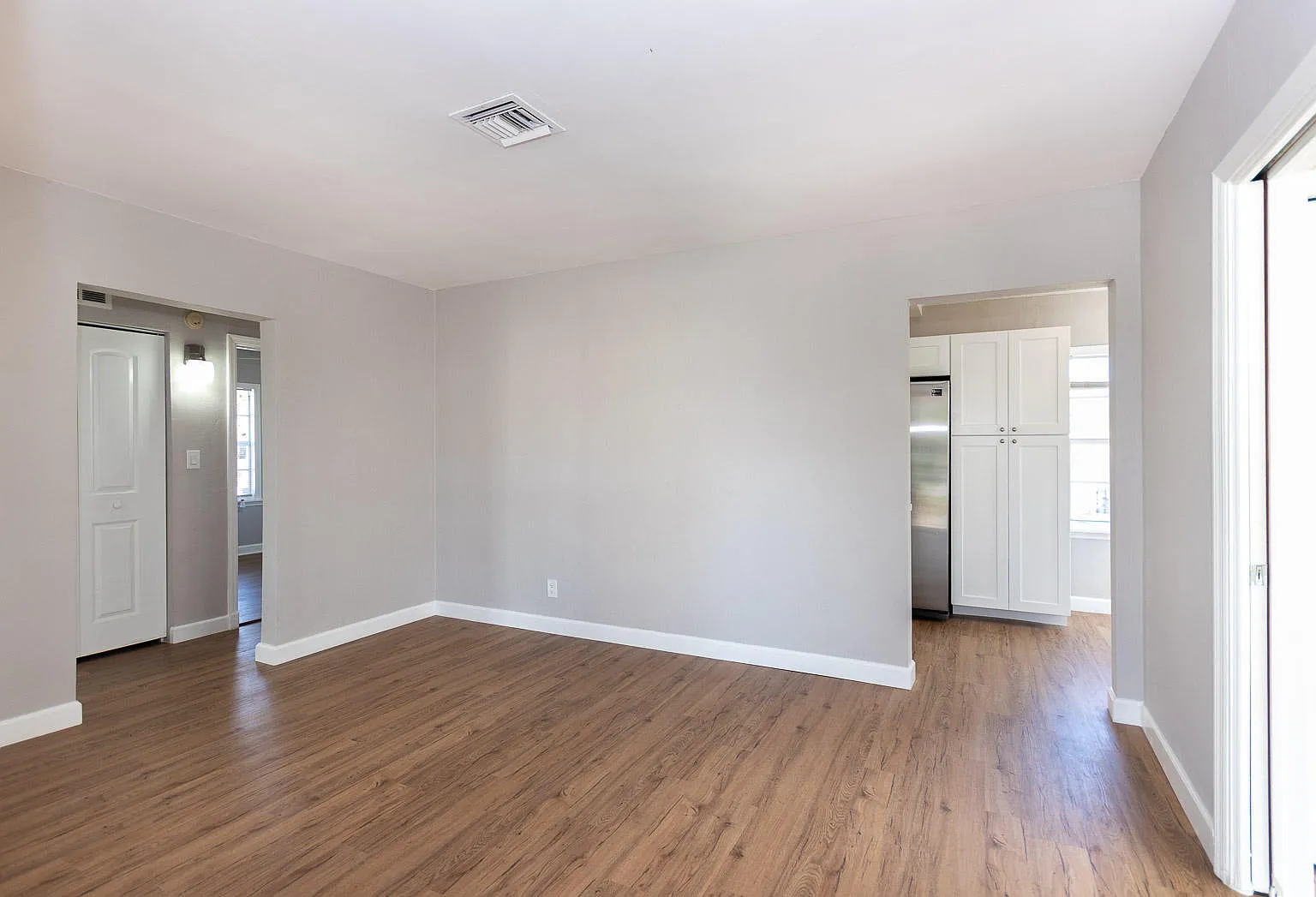 3 bed, 2.0 bath, 1000 sqft, $3,500 — Photo 2