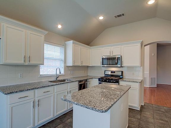 4th image of 2645 Red Spruce Dr