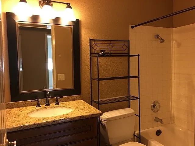 secondary bathroom with bathtub
