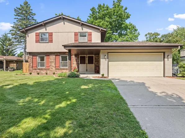 1736 Cottonwood DRIVE, Waukesha, WI 53189