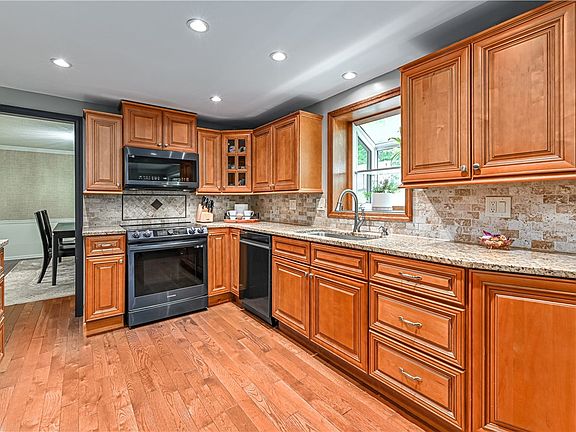 5th image of 10086 Oakridge Dr