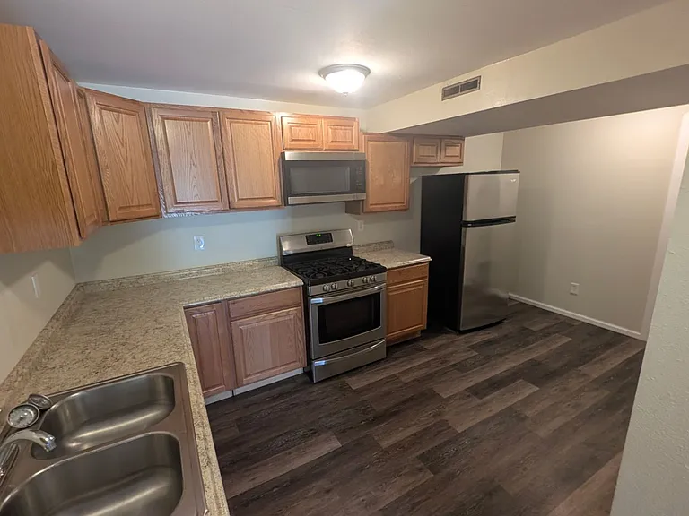 226 Waverly Ave — Photo 2