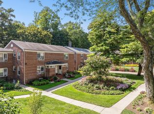 44 Edwards St APT 1A, Roslyn Heights, NY 11577